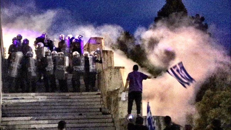 ΕΚΤΑΚΤΟ: Εισβολή ατόμων στη Βουλή -Επιτέθηκαν με ρόπαλα σε αυτοκίνητα βουλευτών – Αγρια «υποδοχή» Τσίπρα – Ρίχνουν χημικά